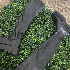 Black Leather boots size 7/5.Never Worn